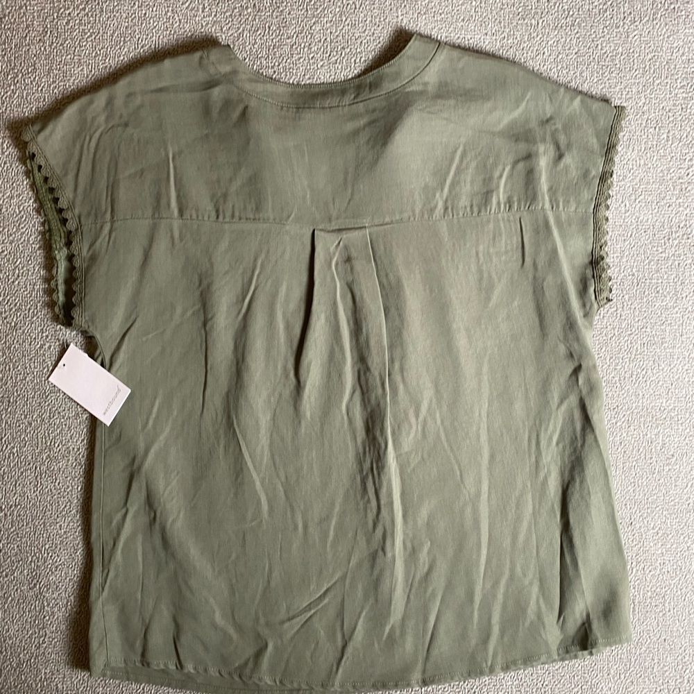 ✨NWT✨ Westbound Olive Green Women's Top with Crochet Embellishment- Size Large - Picture 2 of 3